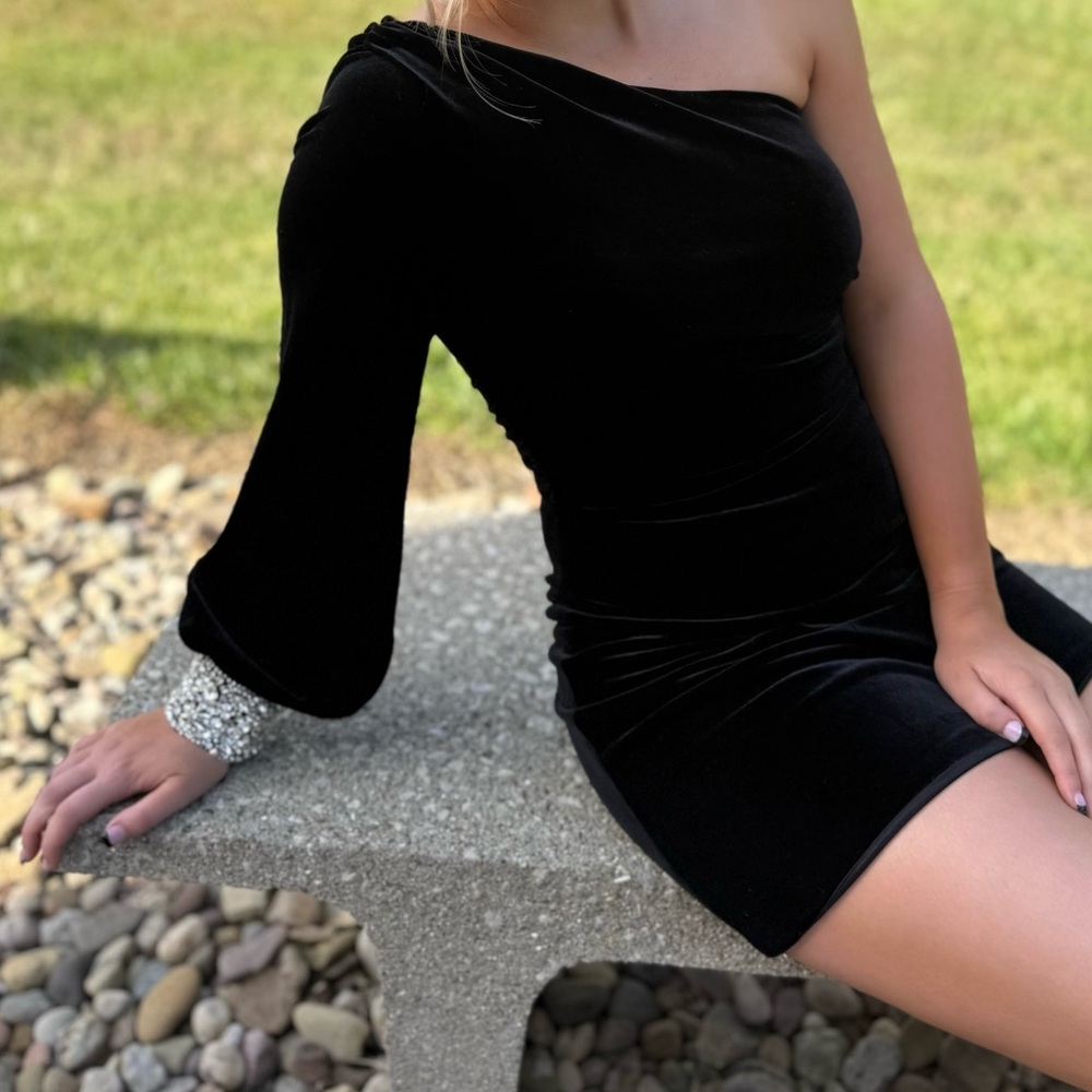 Sherri Hill Black One-Shoulder Dress